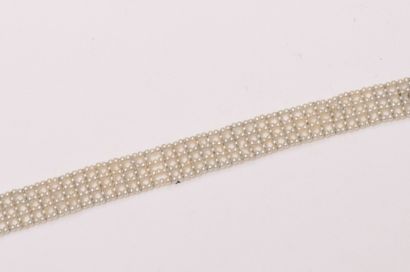 null Bracelet ruban souple formé d'un ruban de semence de perles, le fermoir en or...