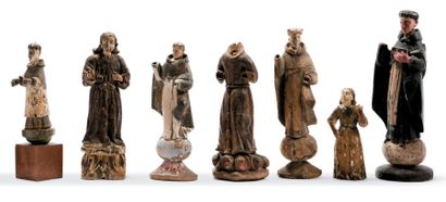 Lot de sept statuettes en bois sculpté et...