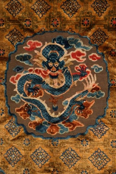 null Tapis chine, début XXe siècle, fond de métal doré, décor de velours de soie...