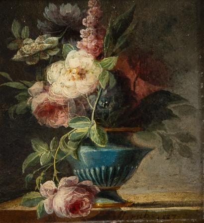 LERICHE 1 - Bouquet de fleurs dans un vase bleu avec une rose tombant à droite sur...