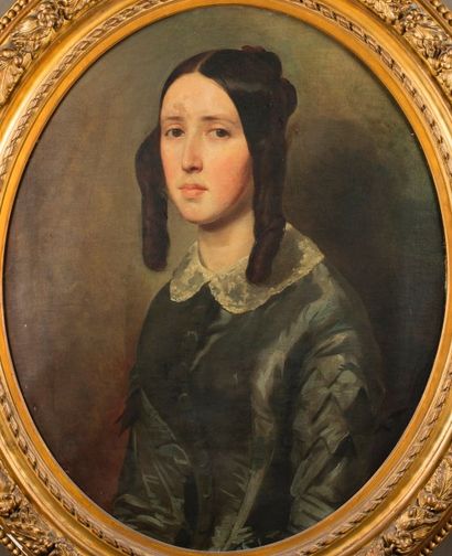 ECOLE FRANCAISE Portrait de jeune femme en buste coiffée avec de longues boucles
Huile...