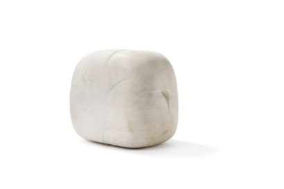 LIBERAKI Aglae, 1923-2014 
Sans titre, 1977
Sculpture en marbre blanc, monogramme...