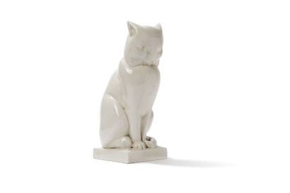 MARTEL Jan et Joël, 1896-1966 - SÈVRES 
Chat assis
Sculpture en porcelaine blanche...