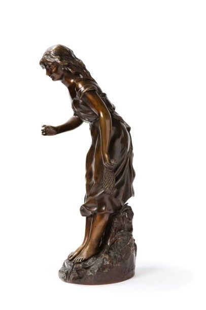 OSBACH Joseph, mort en 1898 
Jeune paysanne au sac
Bronze à patine brune (usures...