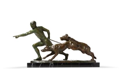 RICHÉ Louis, 1877-1949 
Chasseur et deux chiens
Groupe en bronze à deux patines brune...