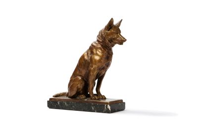 RICHÉ Louis, 1877-1949 
Chien loup assis
Bronze à patine dorée nuancée de roux (oxydations),...