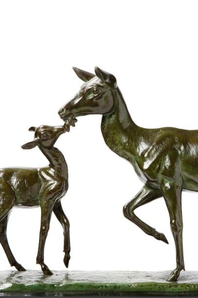 ROCHARD Irénée, 1906-1984 
Biche et faon
Groupe en bronze à patine brun-vert nuancée,...