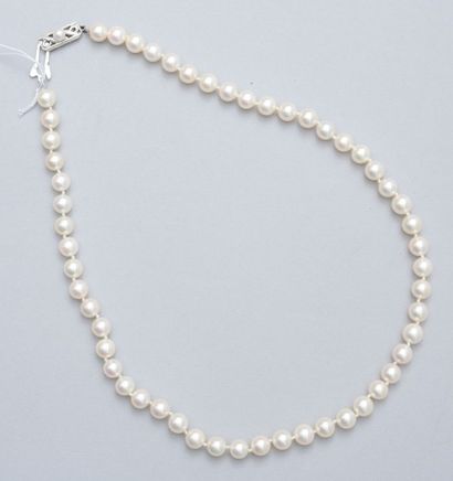 Un collier de perles de culture, fermoir...