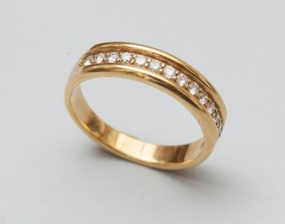 null Bague rivière en or jaune 18K (750) dans sa partie supérieure sertie de diamants...