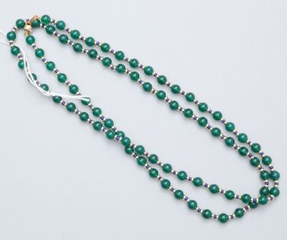 null Collier de perles de malachites, fermoir en or jaune 18k (750).

Poids brut...