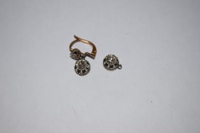 null Paire de boucles d'oreille en or gris et jaune, sertie de roses.

Accidents...