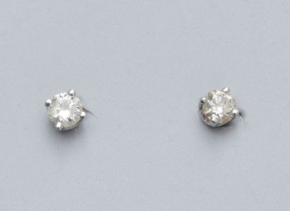 null Paire de clous d'oreilles en or gris (750) ornée de diamants. 

Poids brut :...