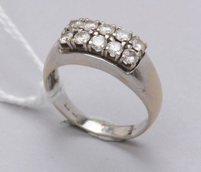 null Bague en or gris/jaune 18k (750) ornée de deux lignes de diamants. 

Taille...