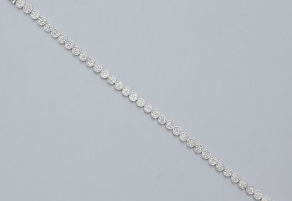 null Bracelet en or gris 18k (750) orné de petits diamants. 

Poids brut : 12.1 g....