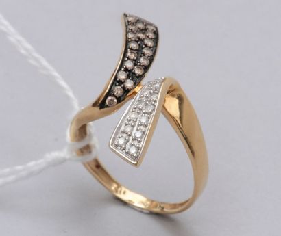 null Bague en or jaune 18k (750) ornée de diamants blanc et brun. 

Taille : 50

Poids...