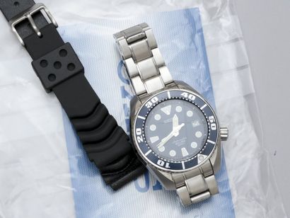 null SEIKO (Scuba - 200 M)

Imposante montre de plongeur professionnel avec couronne...