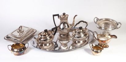 null Lot en métal argenté, composé de : un service à thé en métal argenté de forme...