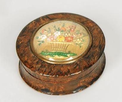 null Bonbonnière en bois de loupe, intérieur écaille ornée sur le couvercle d'un...