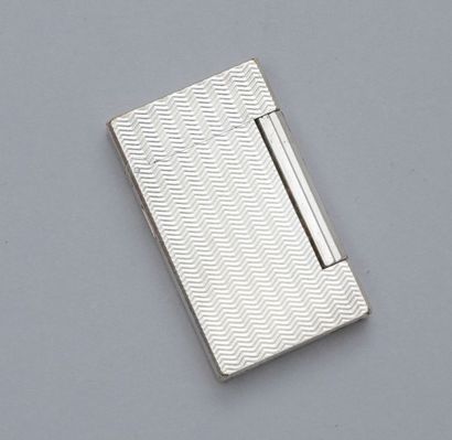 null S.T. DUPONT 

Un briquet rectangulaire en métal argenté guilloché (micro-rayure...