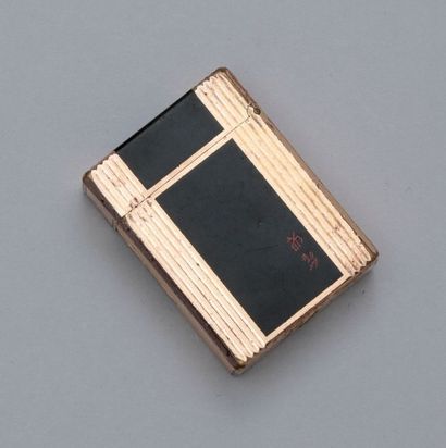 null S.T. DUPONT 

Un briquet rectangulaire en métal doré (micro-rayure d'usage)....
