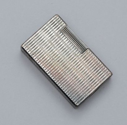 null S.T. DUPONT 

Un briquet rectangulaire en métal guilloché (micro-rayure d'usage)....