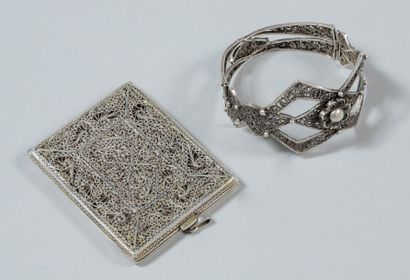 null Un lot d'argent (925) composé d'un bracelet filigrane et d'un étui à décor ajouré.

Poids...