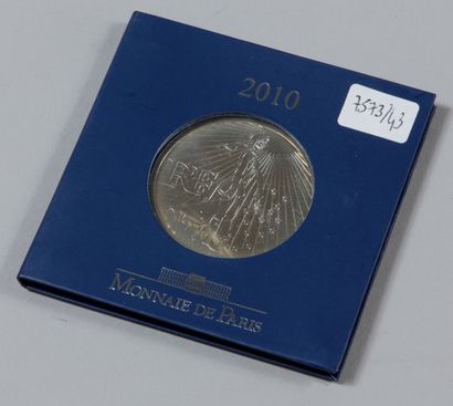 null MONNAIE DE PARIS 

Une pièce de 50 euros en argent (900) de 2010.

36 g. ; D...
