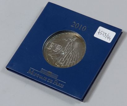 null MONNAIE DE PARIS 

Une pièce de 50 euros en argent (900) de 2010.

36 g. ; D...