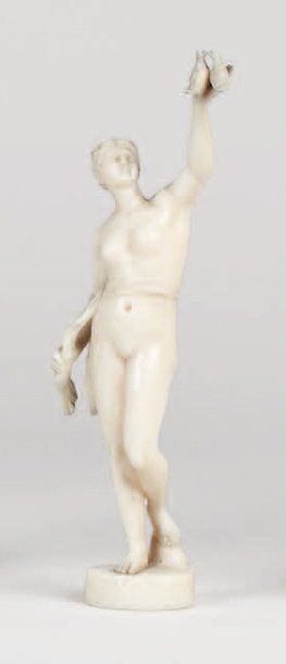 null Statuette en ivoire sculpté figurant une femme à l'antique tenant deux oiseaux...