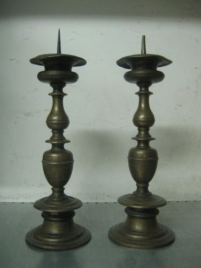 null Paire d'importants chandeliers en bronze du XVIIe siècle. Le fût est tourné...