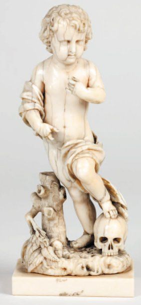 null Sculpture en ivoire à sujet de vanité représentant un putto, son pied gauche...