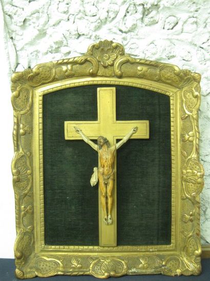 null Crucifix en ivoire sculpté dans un cadre en bois redoré. Travail du XVIIIe siècle....