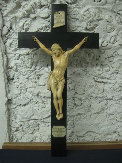 null Christ en ivoire sculpté, sur une croix en bois noirci. XIXe siècle. Haut. :...
