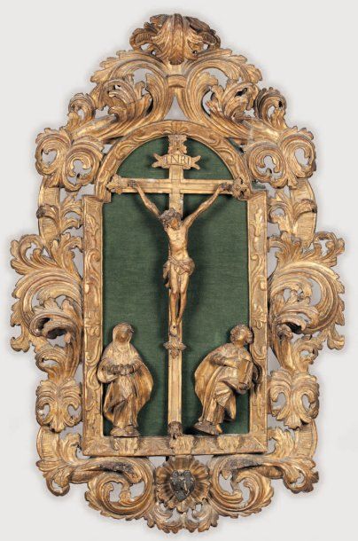null Crucifix en bois sculpté, ajouré et redoré ; au pied de la Croix : Marie et...