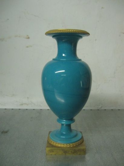 null Vase balustre en opaline bleu turquoise à montures circulaires en bronze ciselé...