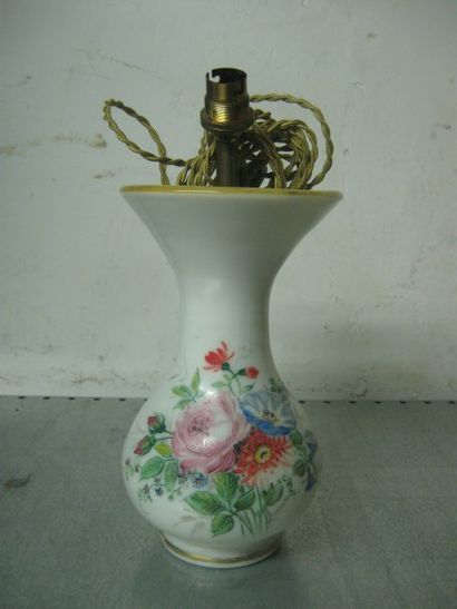 null Vase en opaline blanche à décor de bouquet de fleurs polychromes (monté en lampe)....