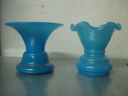 null Deux vases à panse basse et bord évasé (un bord godronné) en opaline bleue....