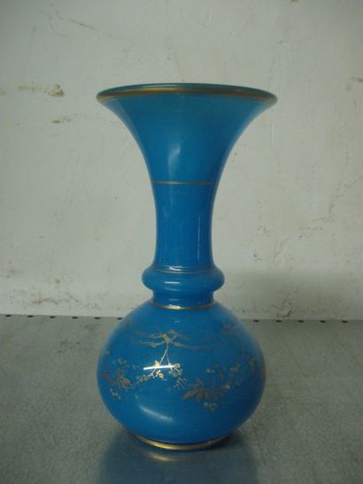 Clichy. Vase balustre en opaline bleue à décor de guirlandes fleuries et de filets...