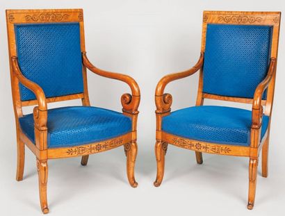 null Paire de fauteuils à dossier plat en érable moucheté marqueté d'amarante à motifs...