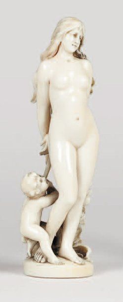 null Statuette en ivoire sculpté représentant une prisonnière de l'amour. XIXe siècle....