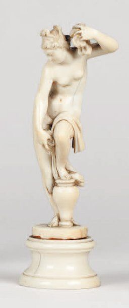 null Statuette en ivoire sculpté représentant Vénus au bain (d'après le modèle de...
