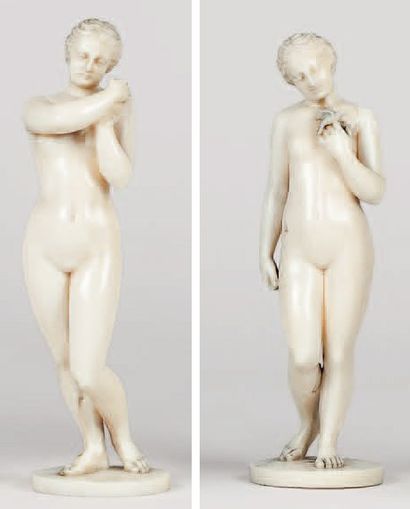 null Paire de statuettes en ivoire sculpté figurant des Vénus protégeant de petits...