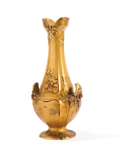 BONNEFONDS (sculpteur) Vase en bronze doré à base renflée sur piédouche à deux anses...