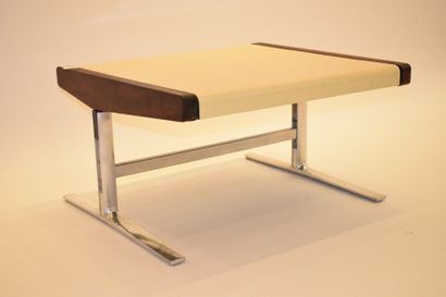 RACE Ernest (1913-1964) Table basse de forme rectangulaire à piétement en aluminium,...