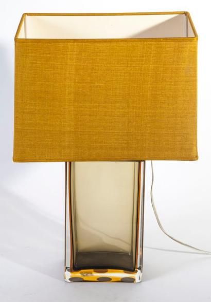 VENINI Lampe de table à corps quadrangulaire en épais verre ambré à une lumière.
Porte...