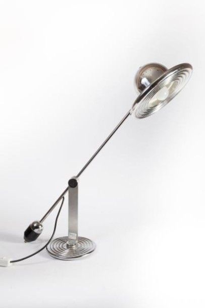 TRAVAIL DANOIS Lampe modèle “Saturne” en métal chromé.
Datée 1977.
Dim.: H.: 80 cm....
