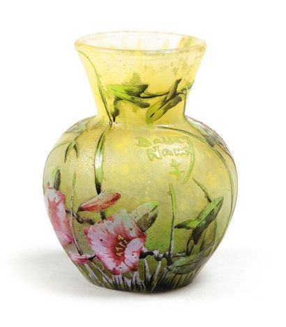 DAUM Vase miniature à corps sphérique épaulé et col conique. Epreuve en verre marmoréen...