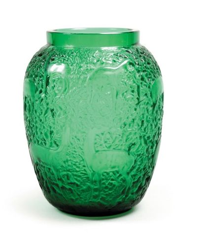 CRISTAL LALIQUE Vase «Biches». Epreuve en cristal vert moulé pressé satiné mat et...