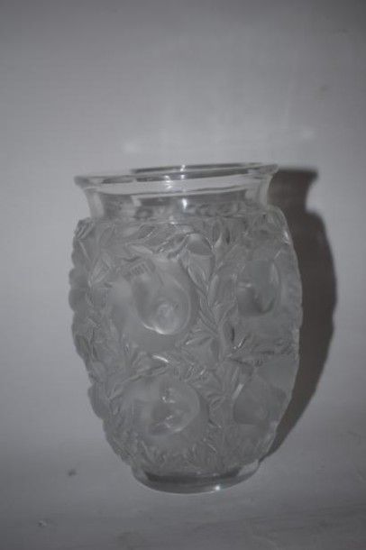 LALIQUE FRANCE Vase en cristal modèle “Bagatelle”, signé à la pointe Lalique France.
Dim.:...