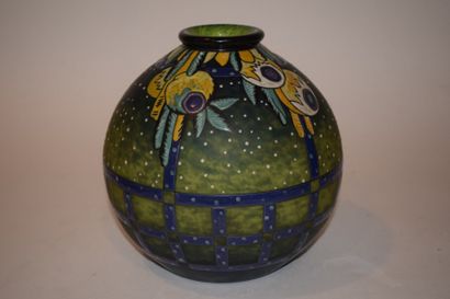 ANDRÉ DELATTE NANCY Vase en verre de forme boule à décor de fruits stylisés sur fond...